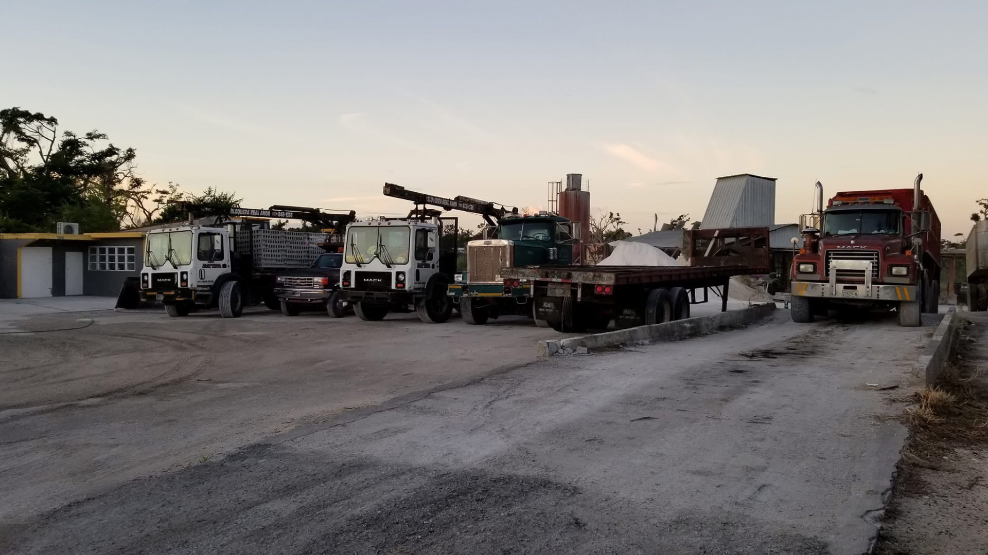 Flota de camiones de Bloquera Real Anón lista para entregas