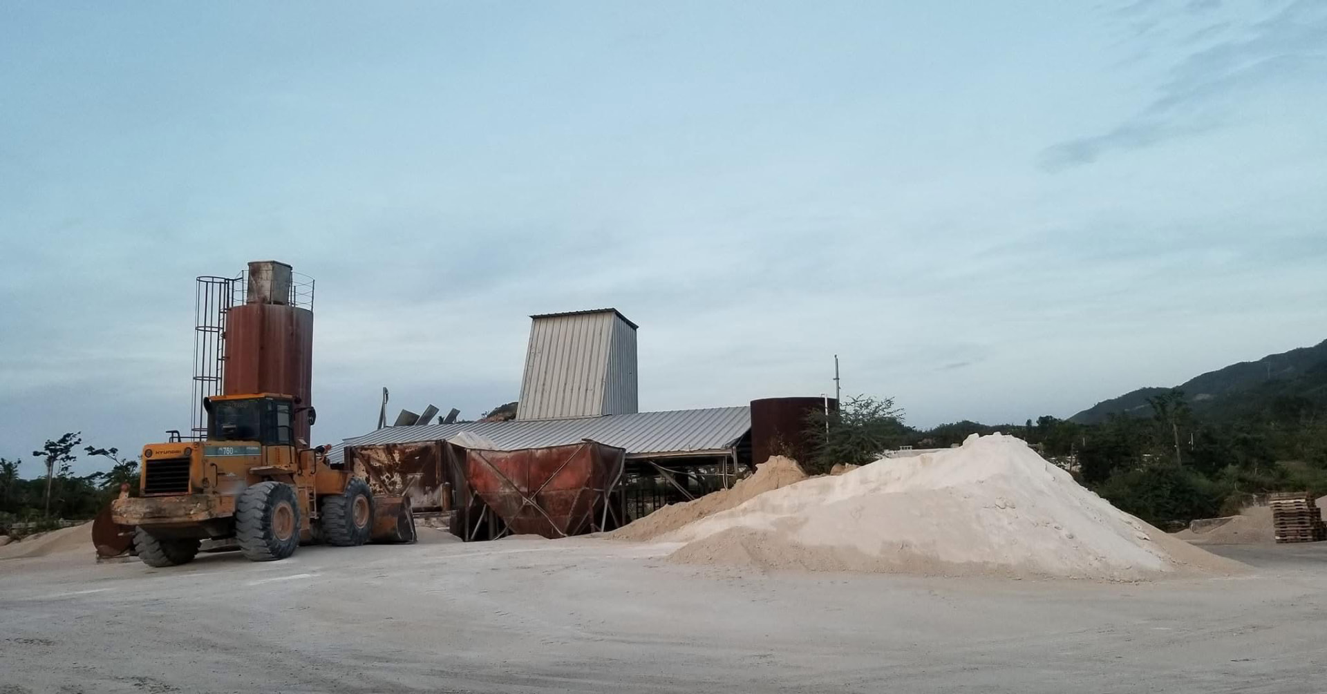 Planta de producción de Bloquera Real Anón con cargador y arena